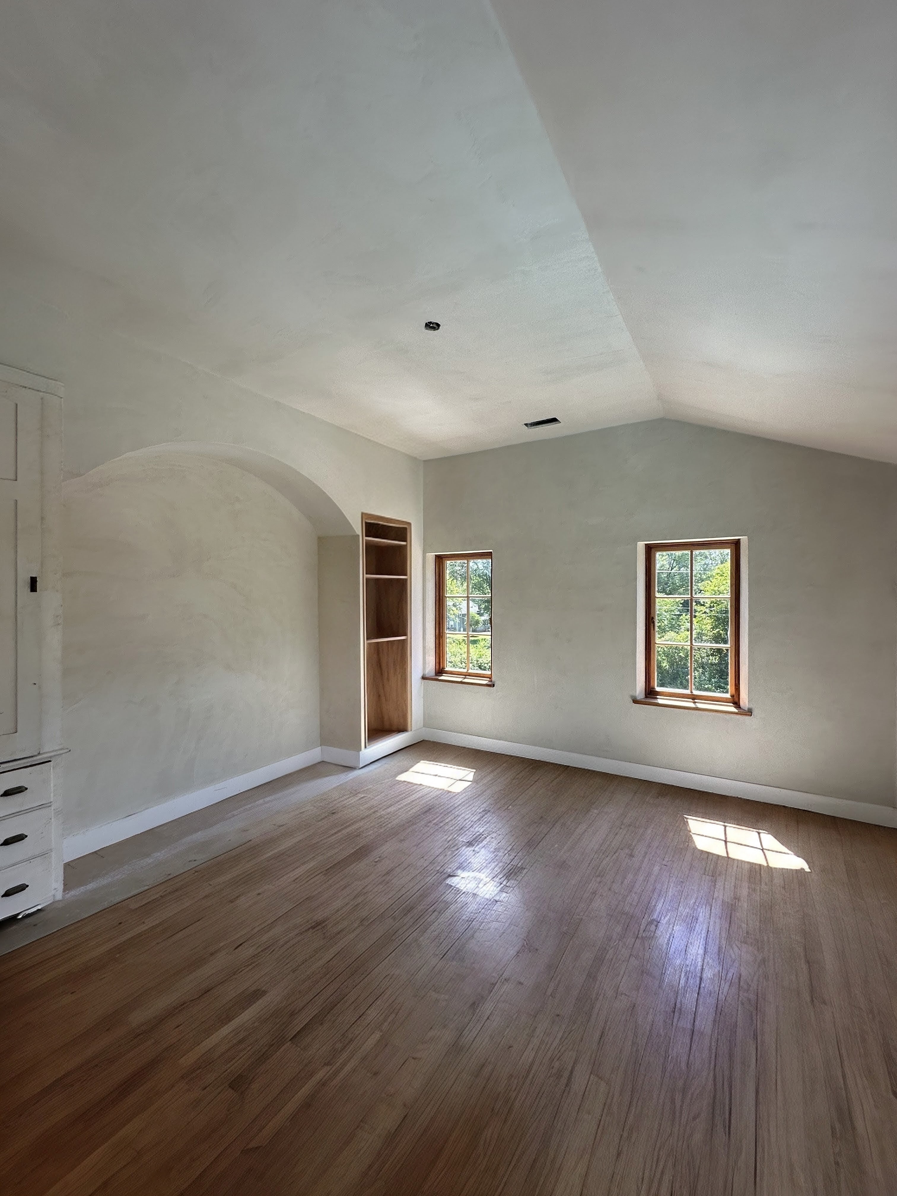 Old‑world plaster finish over Imperial veneer base — subtle trowel movement